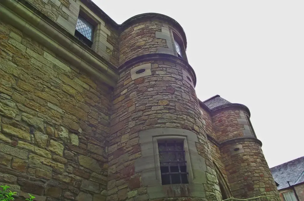 Hvor er det mest sikkert at dykke i blue holes på Bahamas?