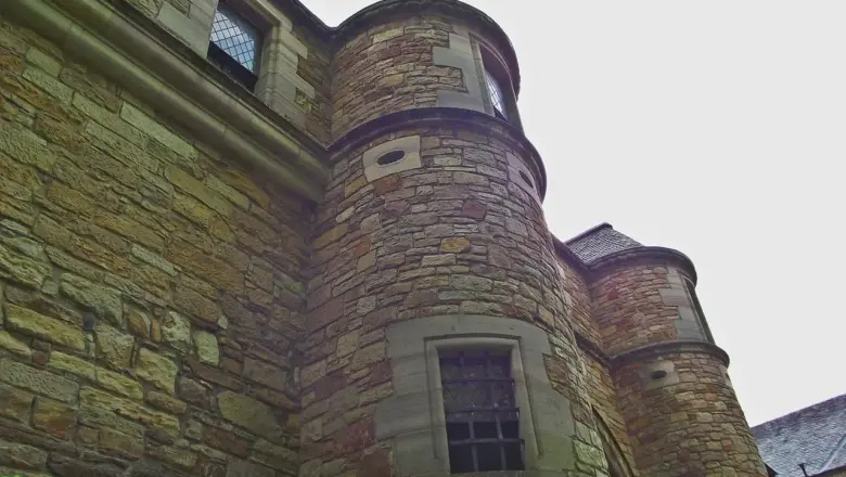 Hvor er det mest sikkert at dykke i blue holes på Bahamas?